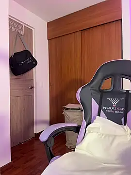 ArianaReynoldss live