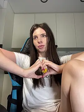 CurlyLara live