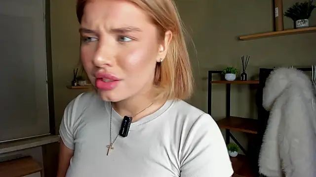 BossyPeach live