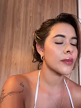 Emilia_Bakerr live