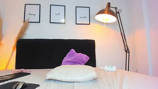 Bonny_and_carrot live
