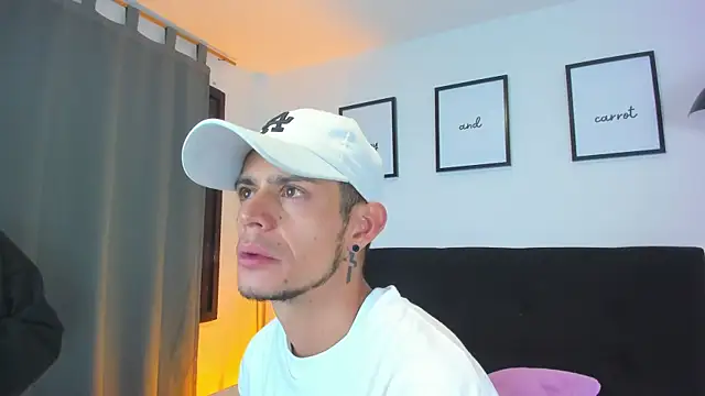 Bonny_and_carrot live