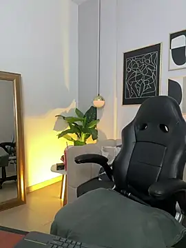 _Nicoletteshea_ live