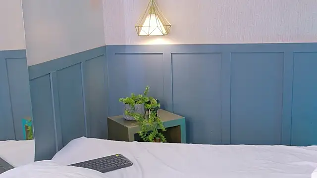 Chloe-Rose- live
