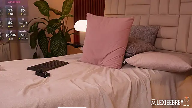 lexiee_grey_ live
