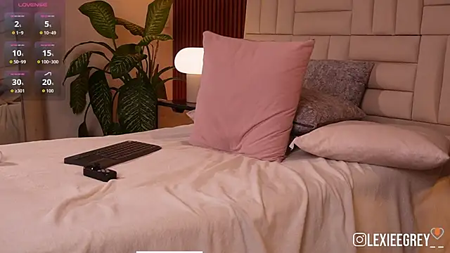 lexiee_grey_ live