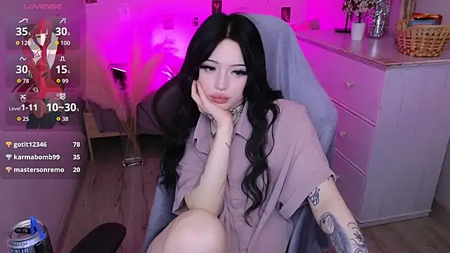 Emma_Kirks live
