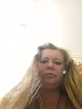 KiraStanton live