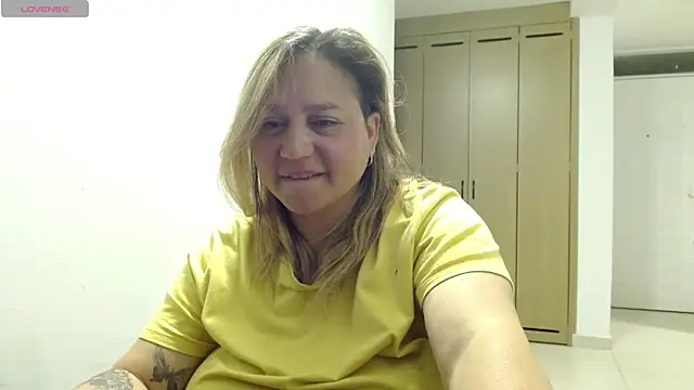 LauraReeves live