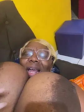 BoobsQueeen live