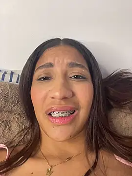 Daphnne_Curly live