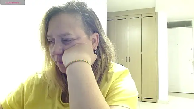 LauraReeves live