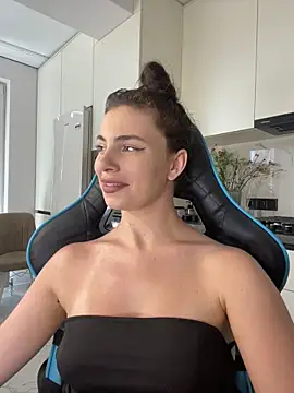 CurlyLara live