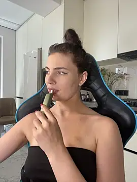 CurlyLara live