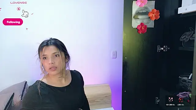 KylieVennet live