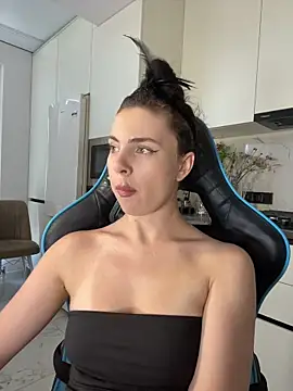CurlyLara live