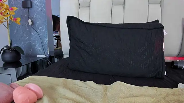 MaddyCrofft live