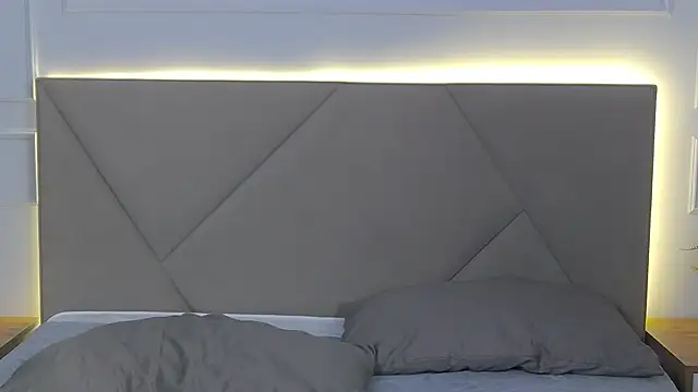 ArianaMilss live