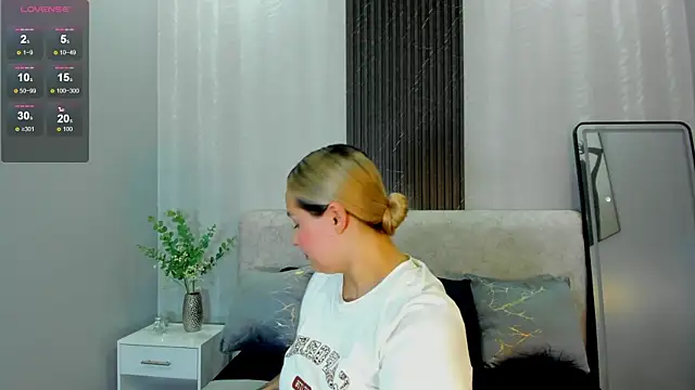 Emmaa_white_ live