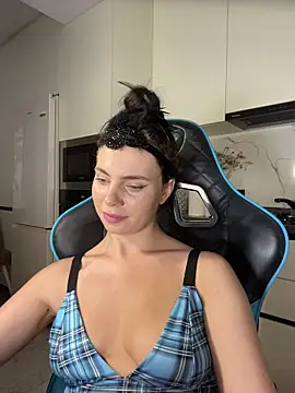 CurlyLara live