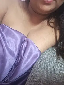 Hot_trisha_ live
