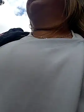 Laura-Hernandez live