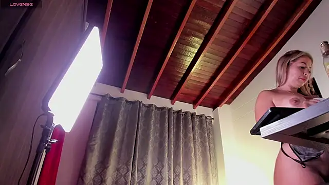 Nina_Fuentes live