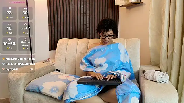 Laena_Castillo live