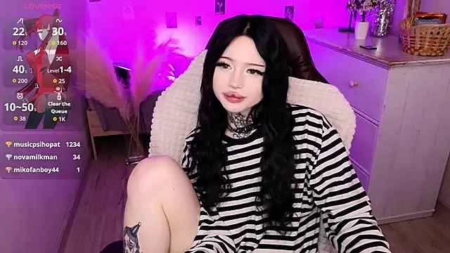 Emma_Kirks live
