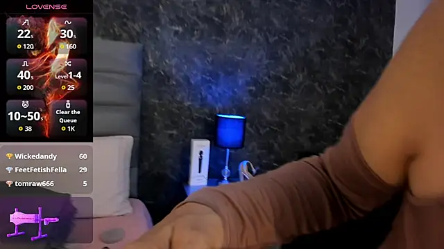 Bella_Evans_ live