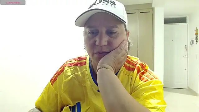 LauraReeves live