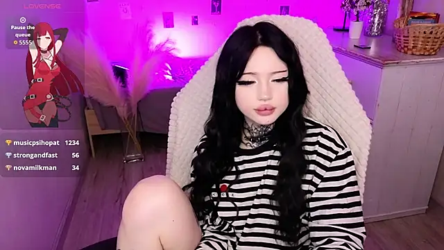 Emma_Kirks live