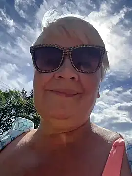 Laura_Millf live