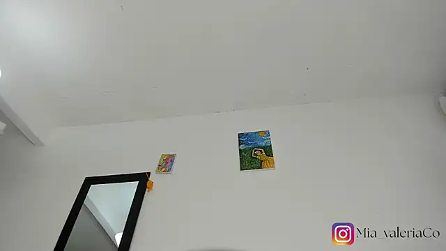 Mia-Valeria- live