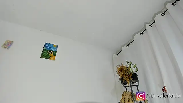 Mia-Valeria- live