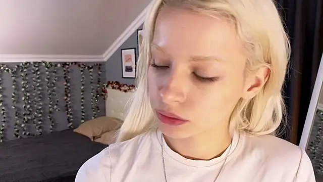 Naomi_Demio live