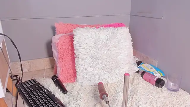 Adela_Rous live