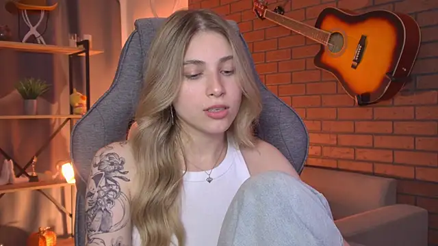EllieCutes live