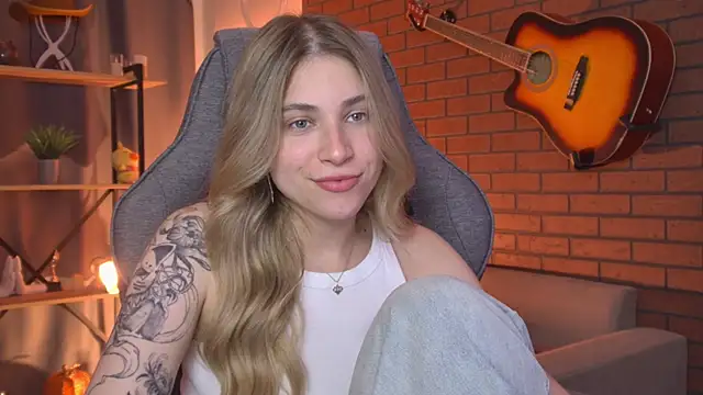 EllieCutes live