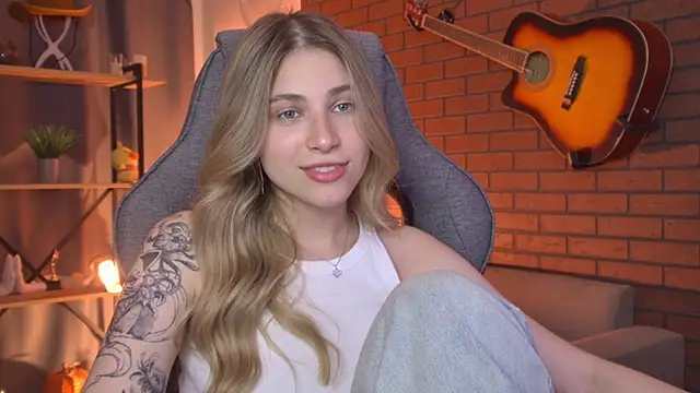 EllieCutes live