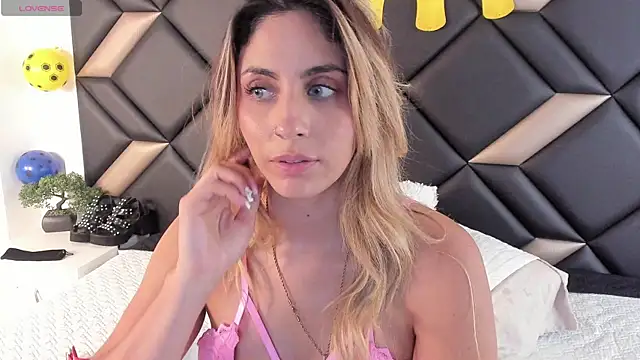 AdrianaHarlow live