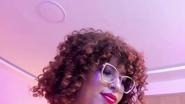 MadelaineJones live