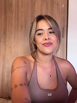 Emilia_Bakerr live