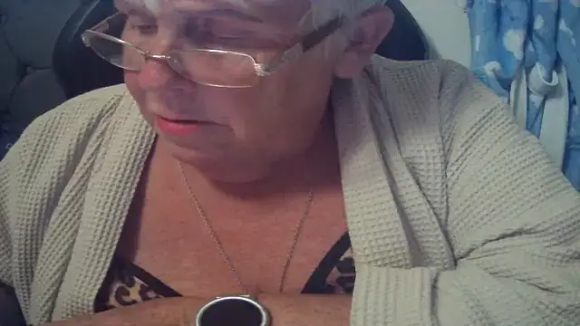 Playful_MILF_Demi live
