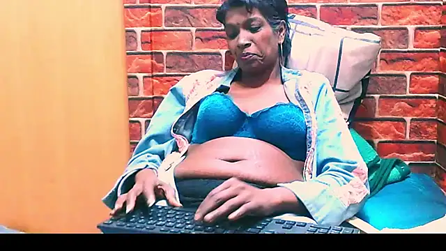 Fuckable_Nasty_MILF live