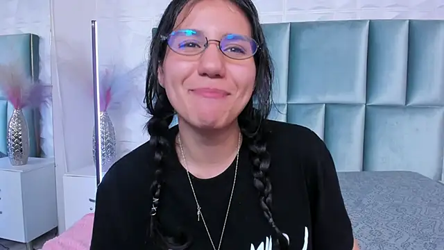 HollyPeach live