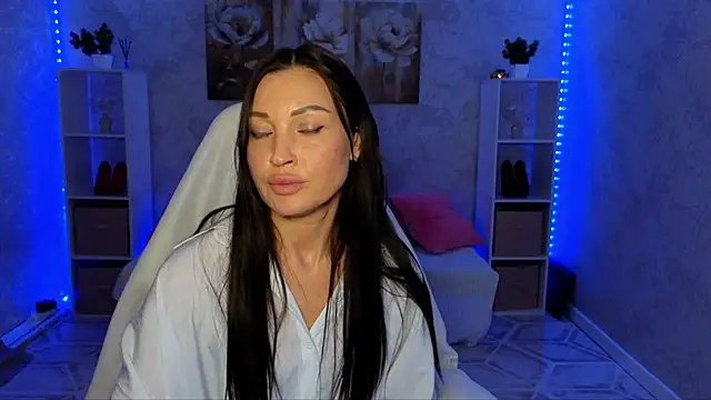 NikoleMills live