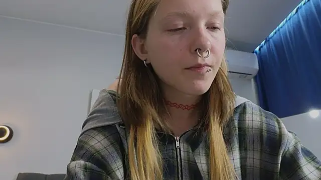 LauraLowe live