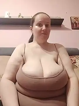 BustyLadyAlma live