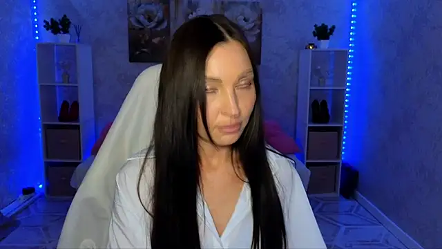 NikoleMills live